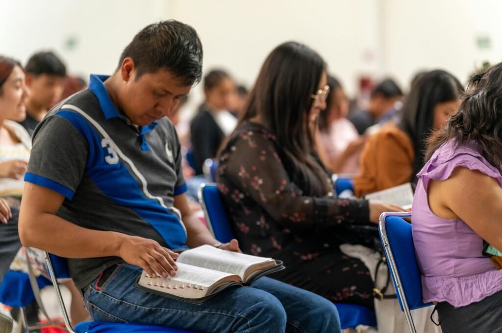People reading books during a gathering in Ciudad de México, focused on learning.